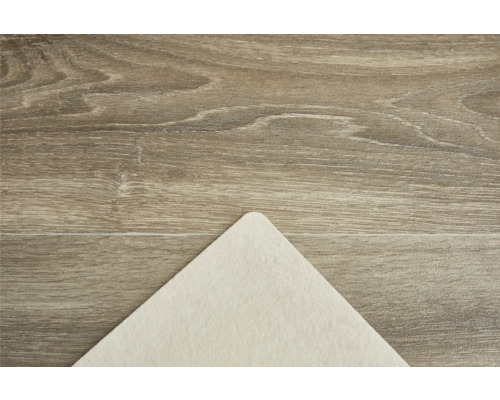 Béžová podložka pod koberec na dřevěné podlaze