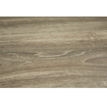 Detail laminátové podlahy s dřevěnou texturou