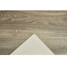 Výřez koberce na dřevěné podlaze