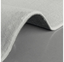 Detailní pohled na koberec s vysokým vlasem a tkanou podložkou