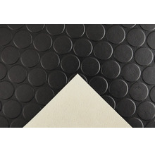 Gumová rohož s hrbolkovým vzorem a odklopeným rohem.