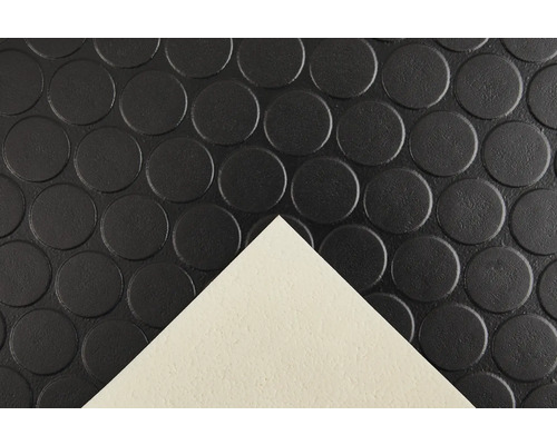 Gumová rohož s hrbolkovým vzorem a odklopeným rohem.