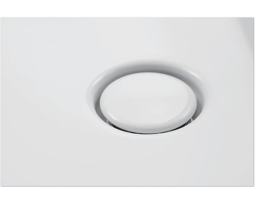 Detailní pohled na bílé splachovací tlačítko toalety