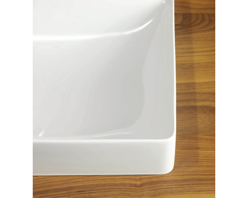 Detailní pohled na bílé umyvadlo na desku na dřevěném povrchu