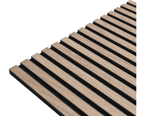 Dřevěný panel s lamelovou strukturou