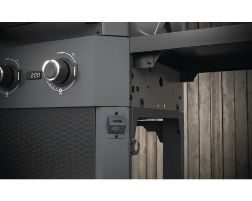 Detailní pohled na gril na dřevěné uhlí s regulací teploty a úložným prostorem