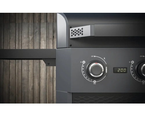 Detailní pohled na gril na dřevěné uhlí s regulátorem teploty a digitálním displejem