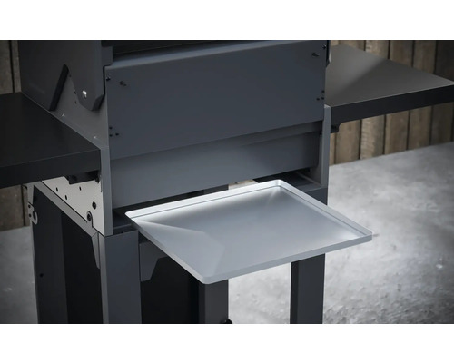 Detailní pohled na gril s úložným prostorem