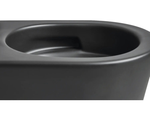 Detailní pohled na černou toaletu.