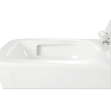 Detailní pohled na bílé závěsné WC s toaletním víkem