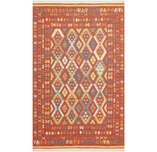 Červený koberec s geometrickým kosočtvercovým vzorem