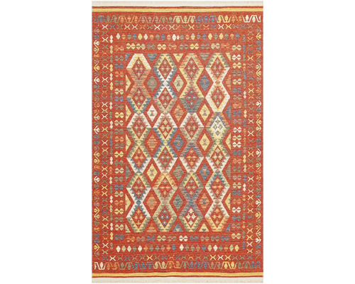 Červený koberec s geometrickým kosočtvercovým vzorem