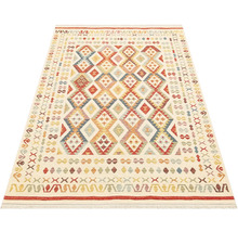 Vzorovaný koberec s geometrickými tvary.