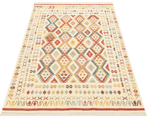 Vzorovaný koberec s geometrickými tvary.