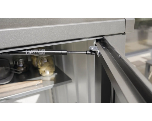 Detail plynové pružiny na venkovní kuchyňské skříňce