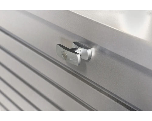 Detail zahradního domku s rukojetí a zámkem