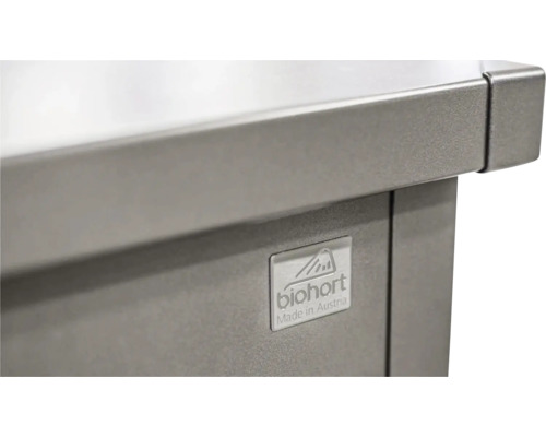 Detailní pohled na vyvýšený záhon s logem Biohort