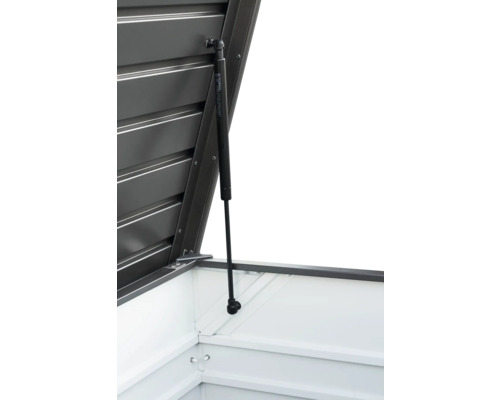 Detailní pohled na otevřený zahradní domek s plynovou vzpěrou podpírající víko
