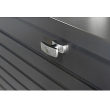 Detailní pohled na zámek skříně na nářadí