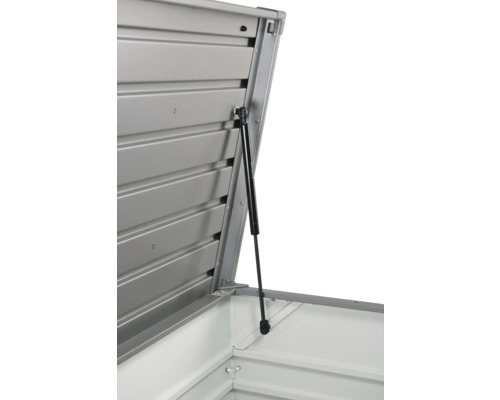 Detail otevřeného, šedého zahradního boxu s plynovou pružinou.