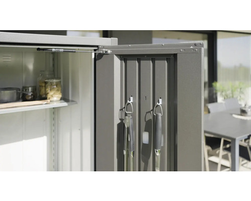 Otevřená skříň na nářadí s policemi a grilovacím příslušenstvím