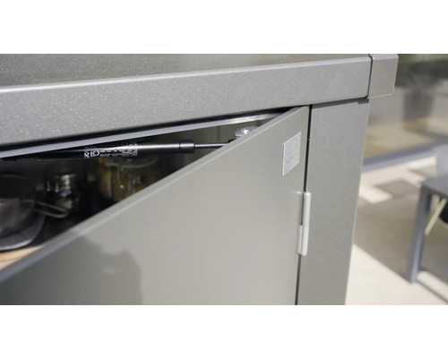 Detail otevřené zahradní skříně s plynovou pružinou