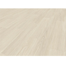 Pohled na světlou laminátovou podlahu