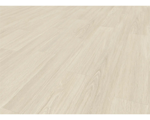 Pohled na světlou laminátovou podlahu