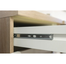 Detailní záběr nábytku se zásuvkou a výsuvnou lištou