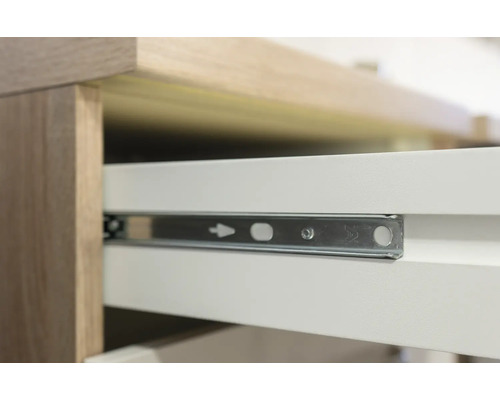 Detailní záběr nábytku se zásuvkou a výsuvnou lištou