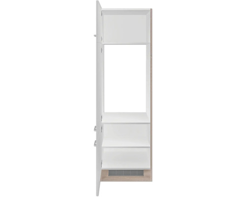 Otevřená kuchyňská skříňka s policemi