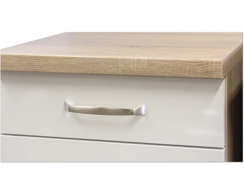 Detail skříně se zásuvkami a úchytkou