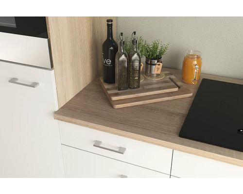 Kuchyňská scéna s pracovní deskou, lahvemi a kuchyňským náčiním