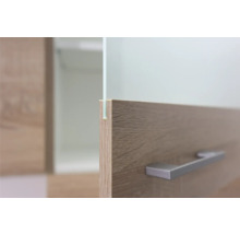 Detailní pohled na nábytkovou skříňku s dřevěným vzorem a úchytkou