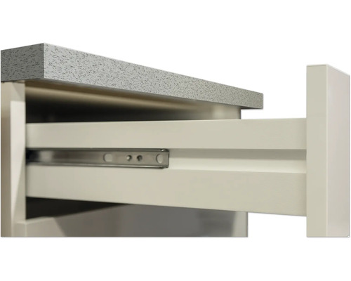 Detail zásuvky s kovovou lištou