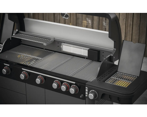 Otevřený plynový gril s grilovacími rošty a ovládacími knoflíky