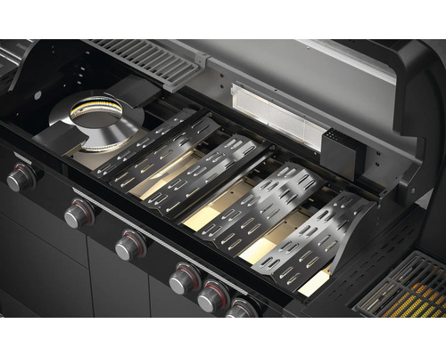 Vnitřní pohled na plynový gril s hořáky a grilovacími rošty.