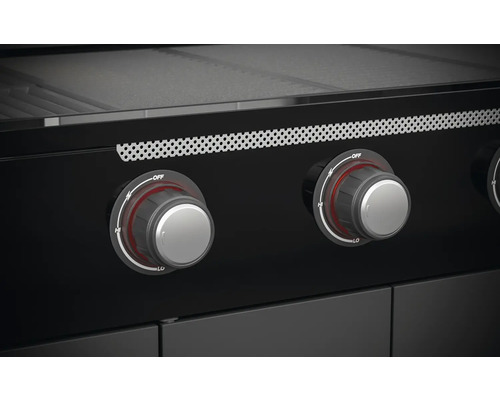 Detailní záběr černého plynového grilu s otočnými knoflíky pro regulaci teploty