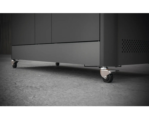 Pohled zespodu na spodní skříňku s kolečky