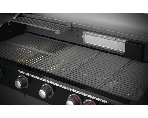 Plynový gril s grilovacími rošty a ovládacími knoflíky