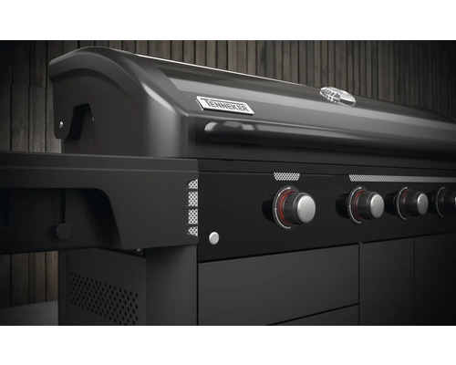 Plynový gril Tenneker s několika regulátory.