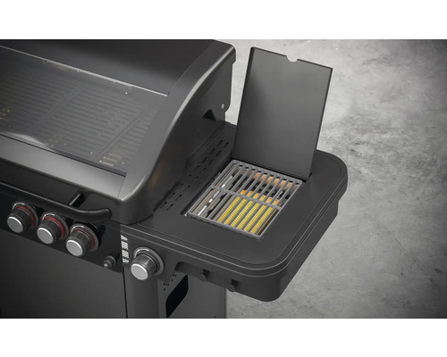 Detailní pohled na plynový gril s otevřeným bočním hořákem