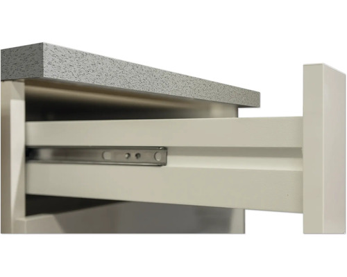 Detail koupelnové skříňky s otevřenou zásuvkou a kovovými kolejnicemi