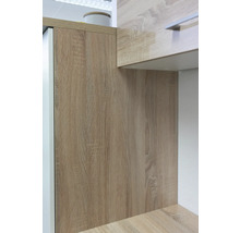 Detailní pohled na kuchyňské skříňky s dřevěným dekorem