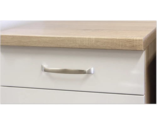 Detail skříňky se zásuvkami a stříbrnou rukojetí