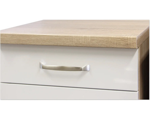 Detail skříně se zásuvkami a kovovými úchyty