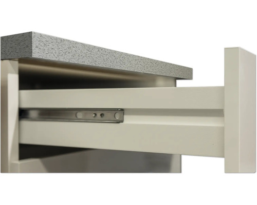 Detailní pohled na otevřený zásuvkový prvek s výsuvnými lištami