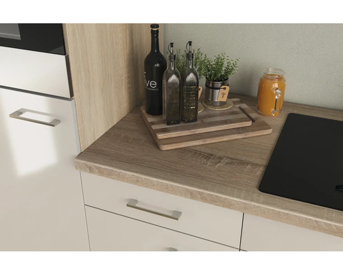 Kuchyňská scéna s pracovní deskou, dřezem, lahvemi a dekorací