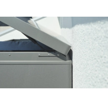 Detailní pohled na otevřený zahradní box pro skladování