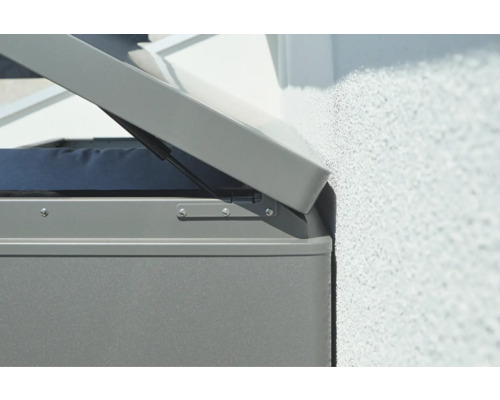 Detailní pohled na otevřený venkovní úložný box